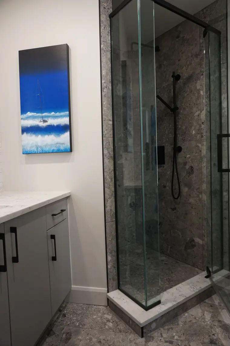 Douche en pierre grise grand format — Projet Boursier